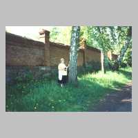 111-1094 Die alte Schulmauer in Wehlau im Sommer 1995.jpg